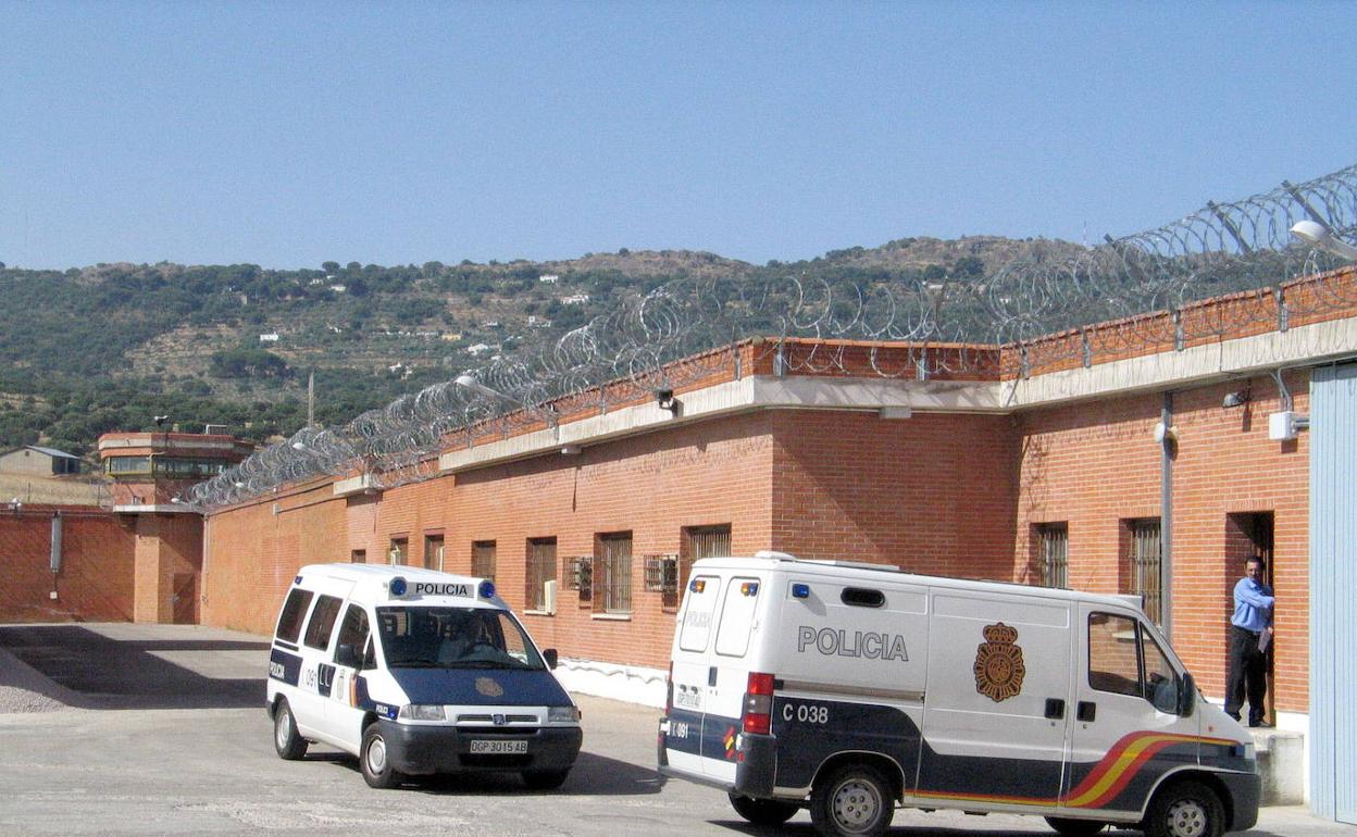 Imagen de archivo de dos patrullas policiales ante la cárcel de Cáceres. 