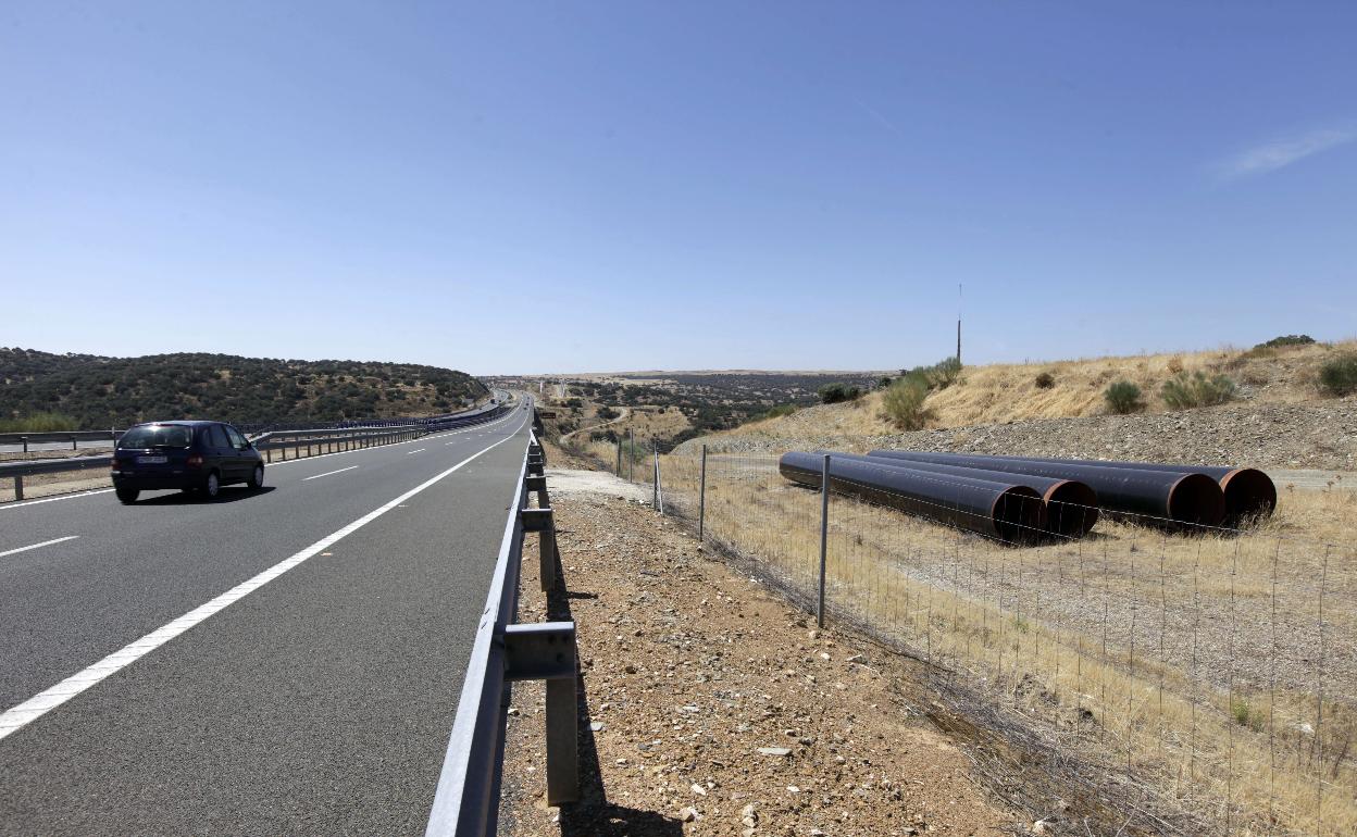 Tubos del fallido trasvase de Portaje abandonados desde hace una década junto a la autovía. 