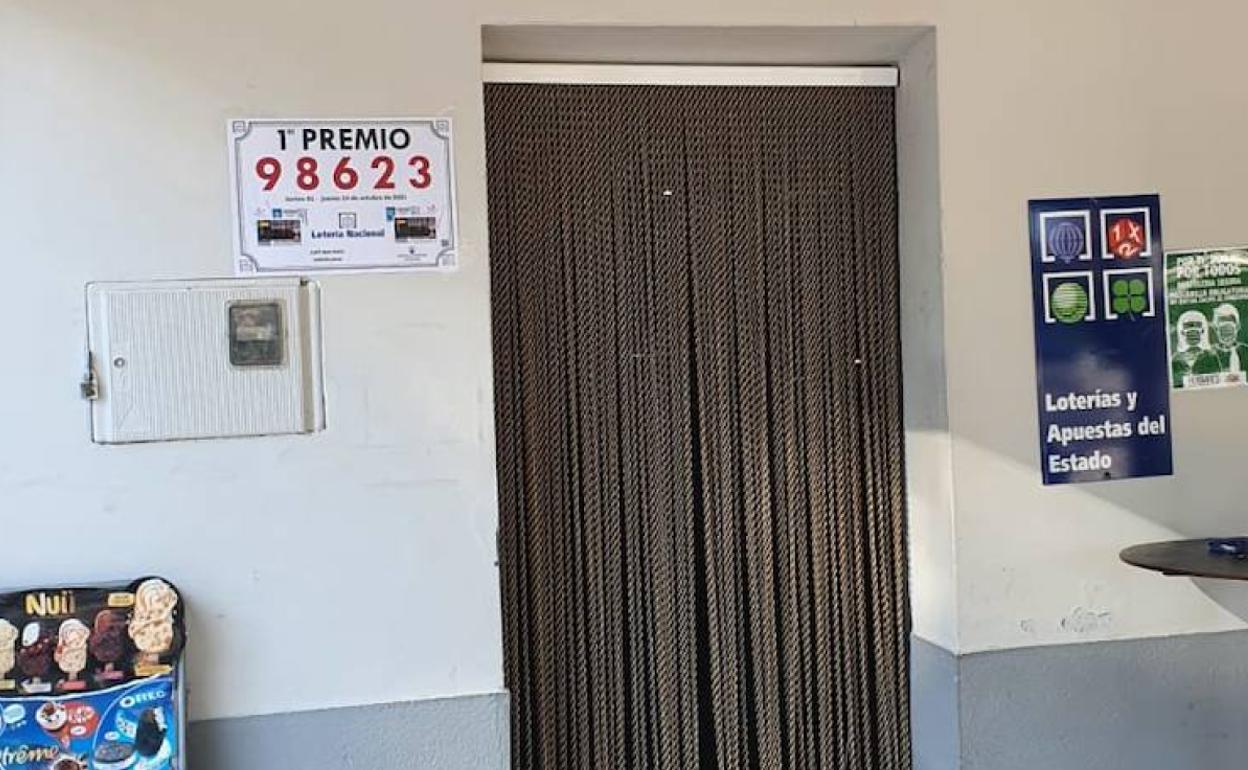 Cartel del primer premio colocado esta mañana en Paco Café-Bar. 