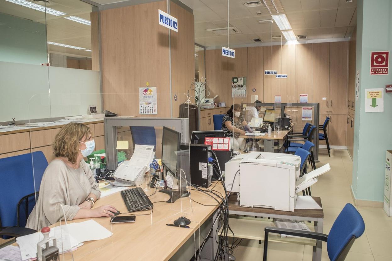 Trabajadores de la administración pública en Badajoz.