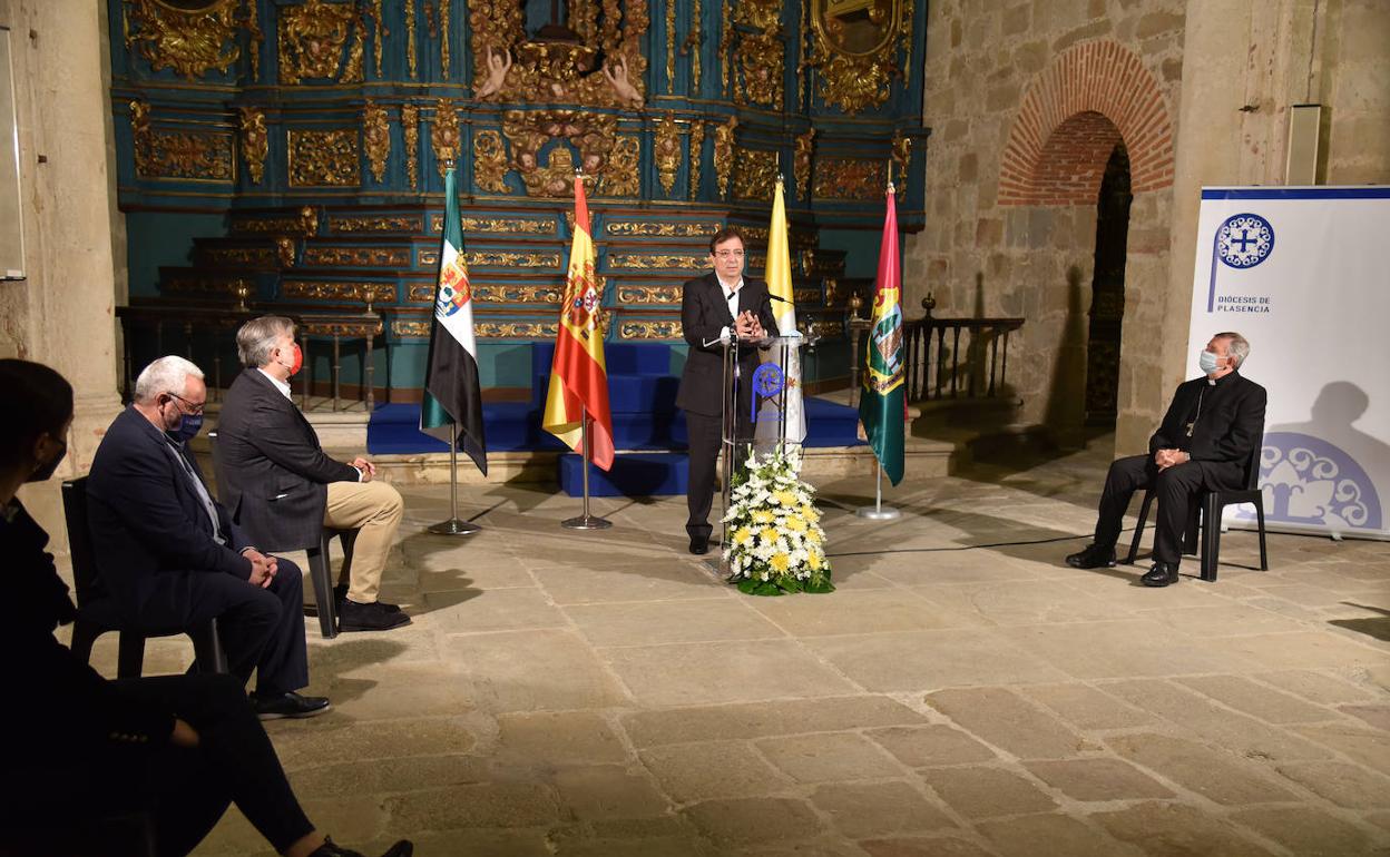El presidente de la Junta en la Catedral de Plasencia, donde se anunció la llegada de la exposición.