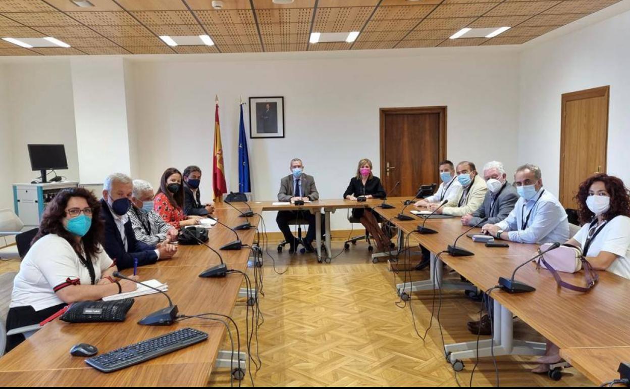 Imagen de la reunión de los alcaldes con el secretario de Estado de Reto Demográfico difundida por el alcalde de Peñarroya-Pueblonuevo. 