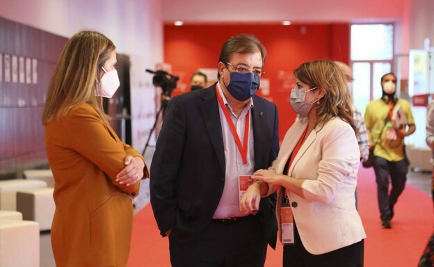Vara escucha a Adriana Lastra, la derecha de la imagen, vicesecretaria general del PSOE, esta tarde en Mérida. 