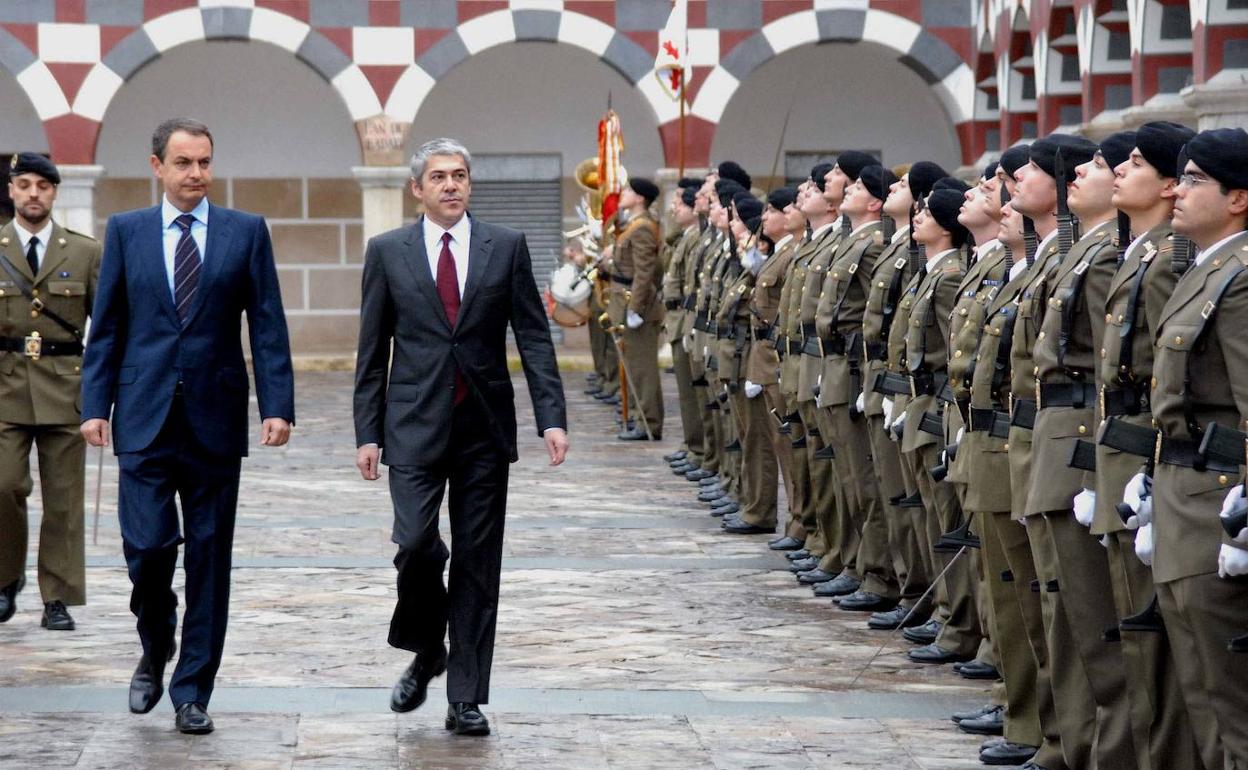 El presidente del Gobierno en 2006, José Luis Rodríguez Zapatero, junto al que fuera primer ministro portugués, José Sócrates, pasando revista a las tropas en la cumbre hispano-lusa que se celebró en Badajoz.