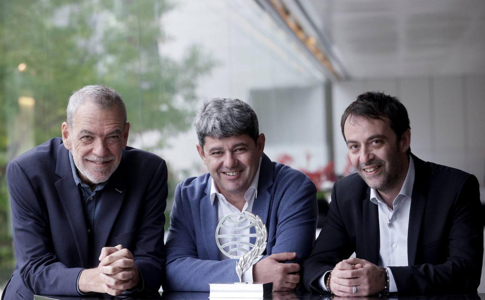 De izquierda a derecha Agustín Martínez, Antonio Mercero y Jorge Díaz, ganadores del último Planeta. 