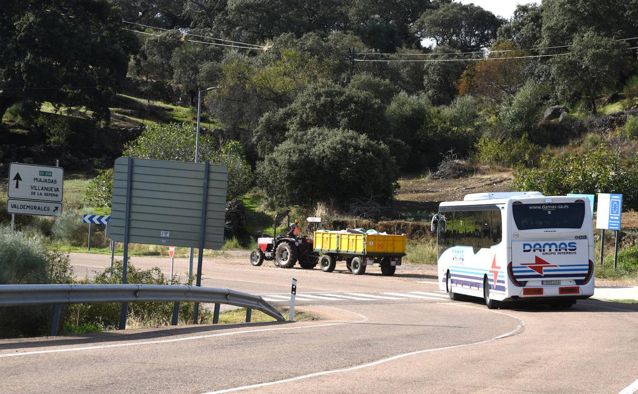 Un autobús de línea regular atraviesa la localidad cacereña de Valdemorales. 