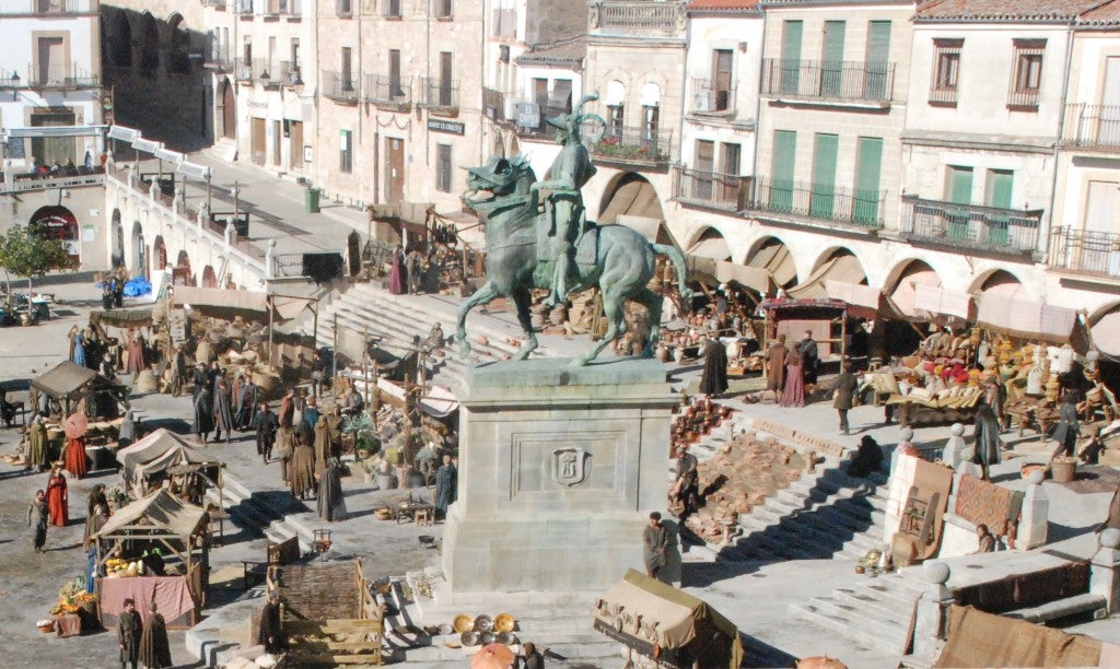 Fotos: &#039;La casa del dragón&#039; cierra la plaza Mayor de Trujillo