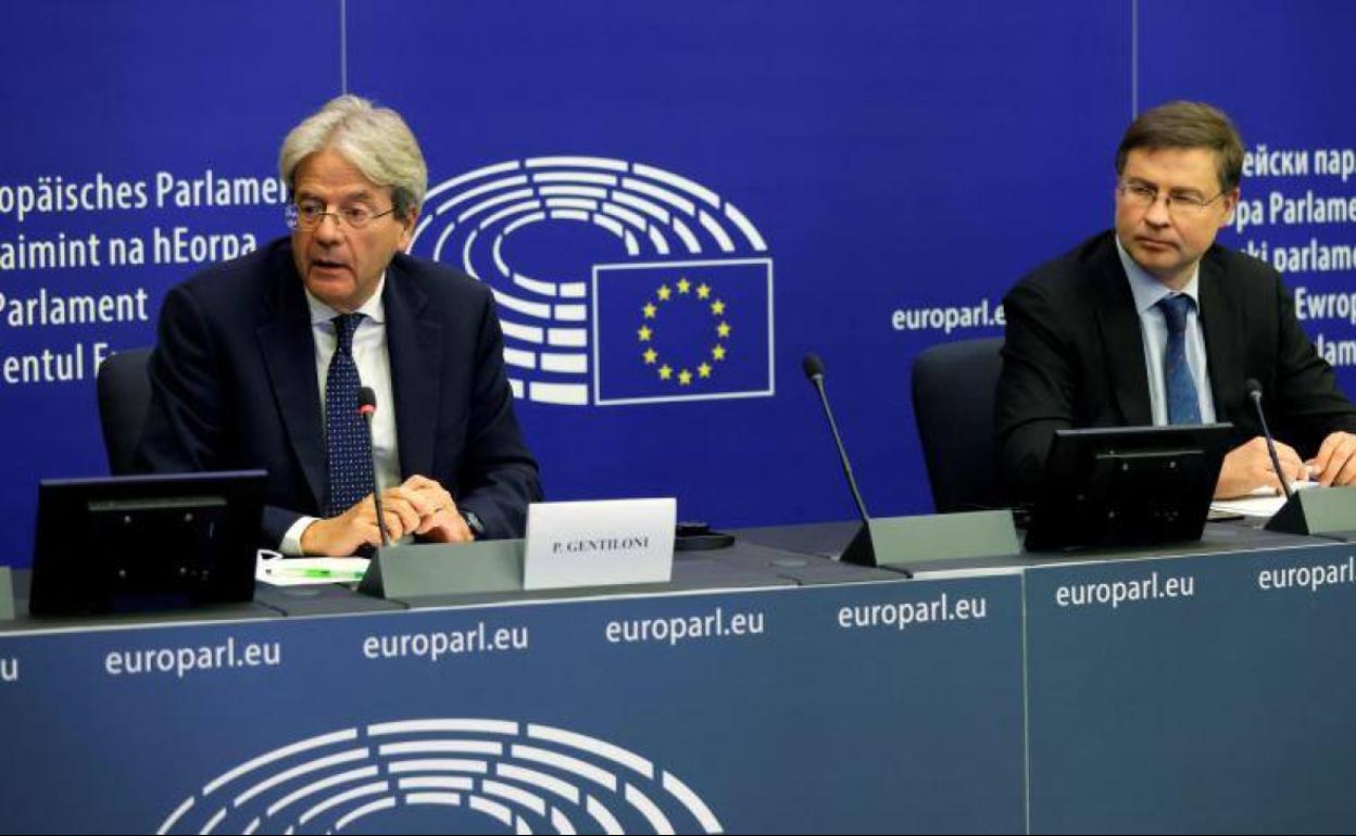 El vicepresidente de la Comisión Europea, Valdis Dombrovskis y el titular de Economía, Paolo Gentiloni. 