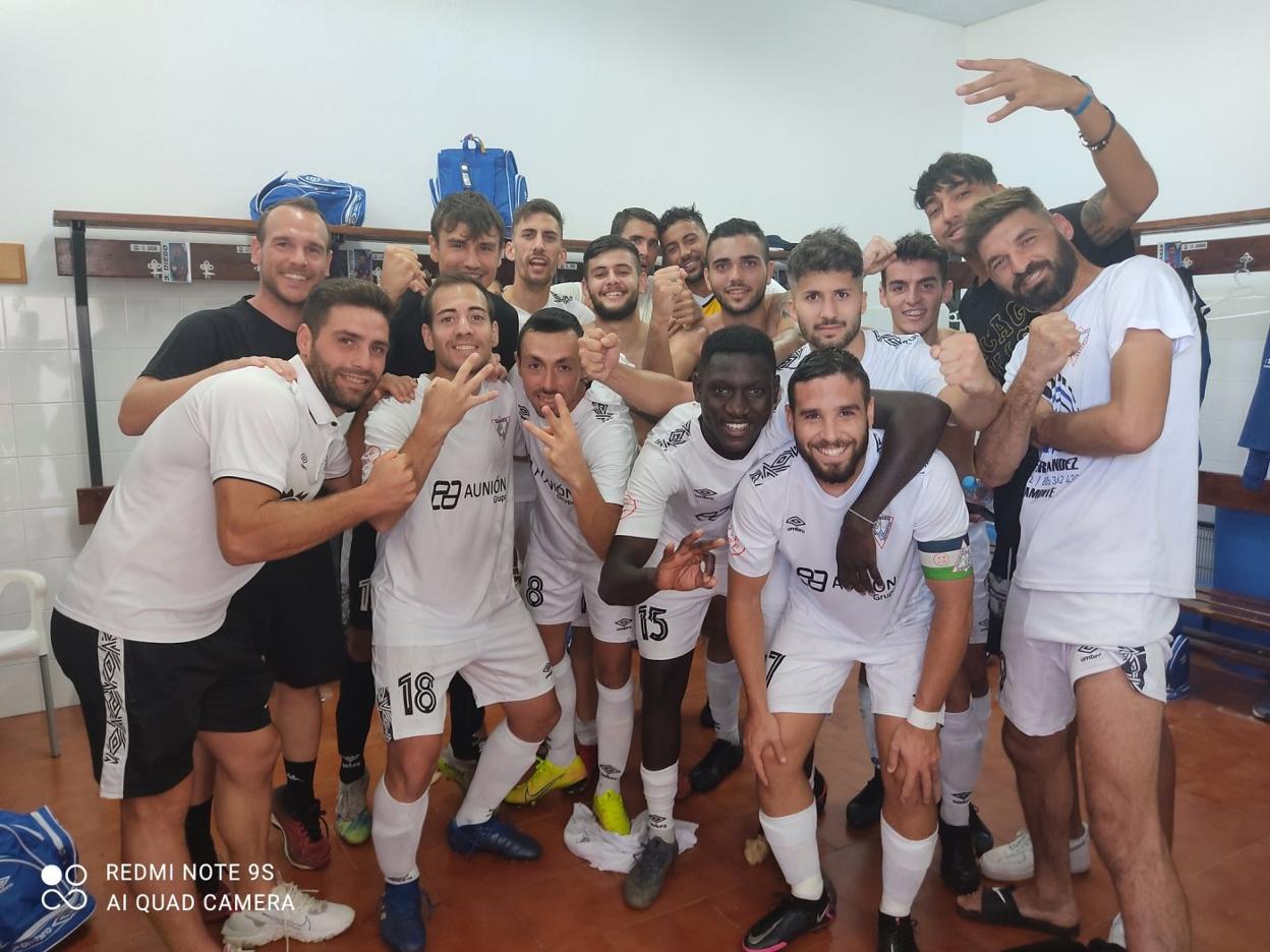 La plantilla del Calamonte festeja el triunfo ante la UPP. 