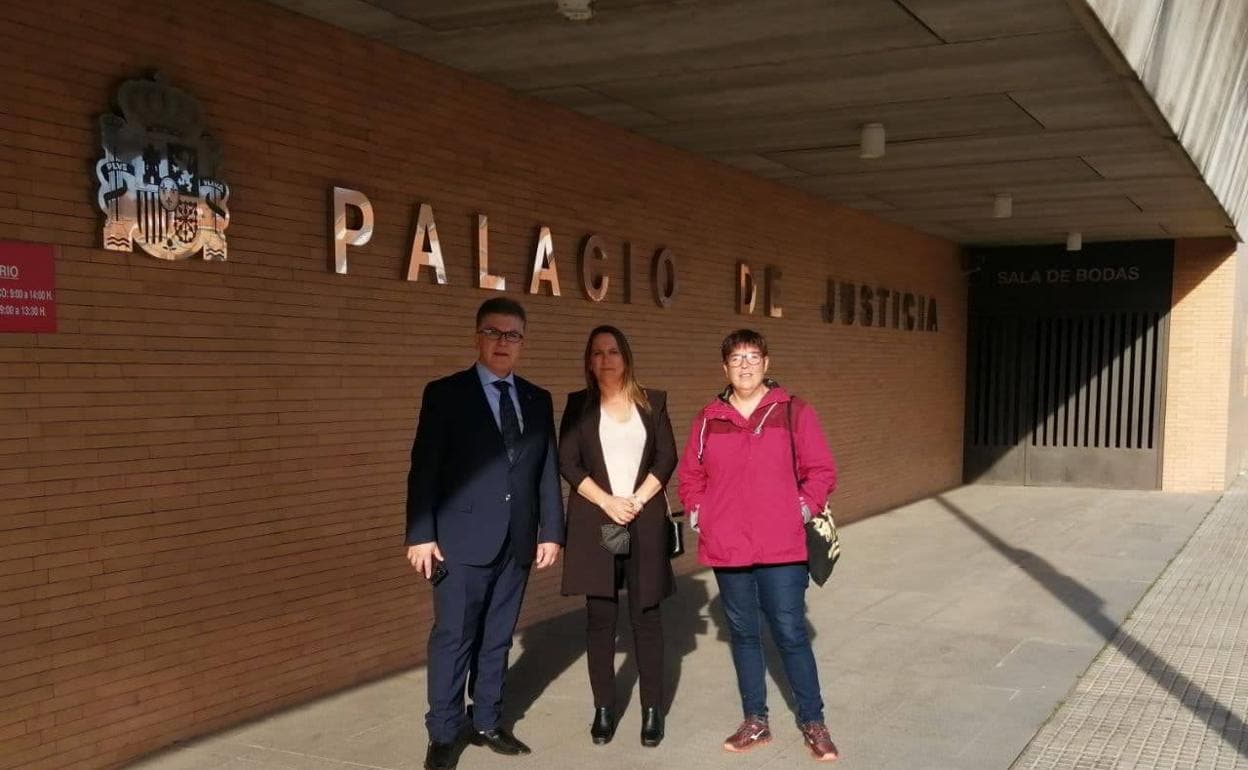 El abogado Ángel García Calle, la alcaldesa de Acedera, Nadia Ruiz, y Sonia García, miembro de la dirección regional de IU. 