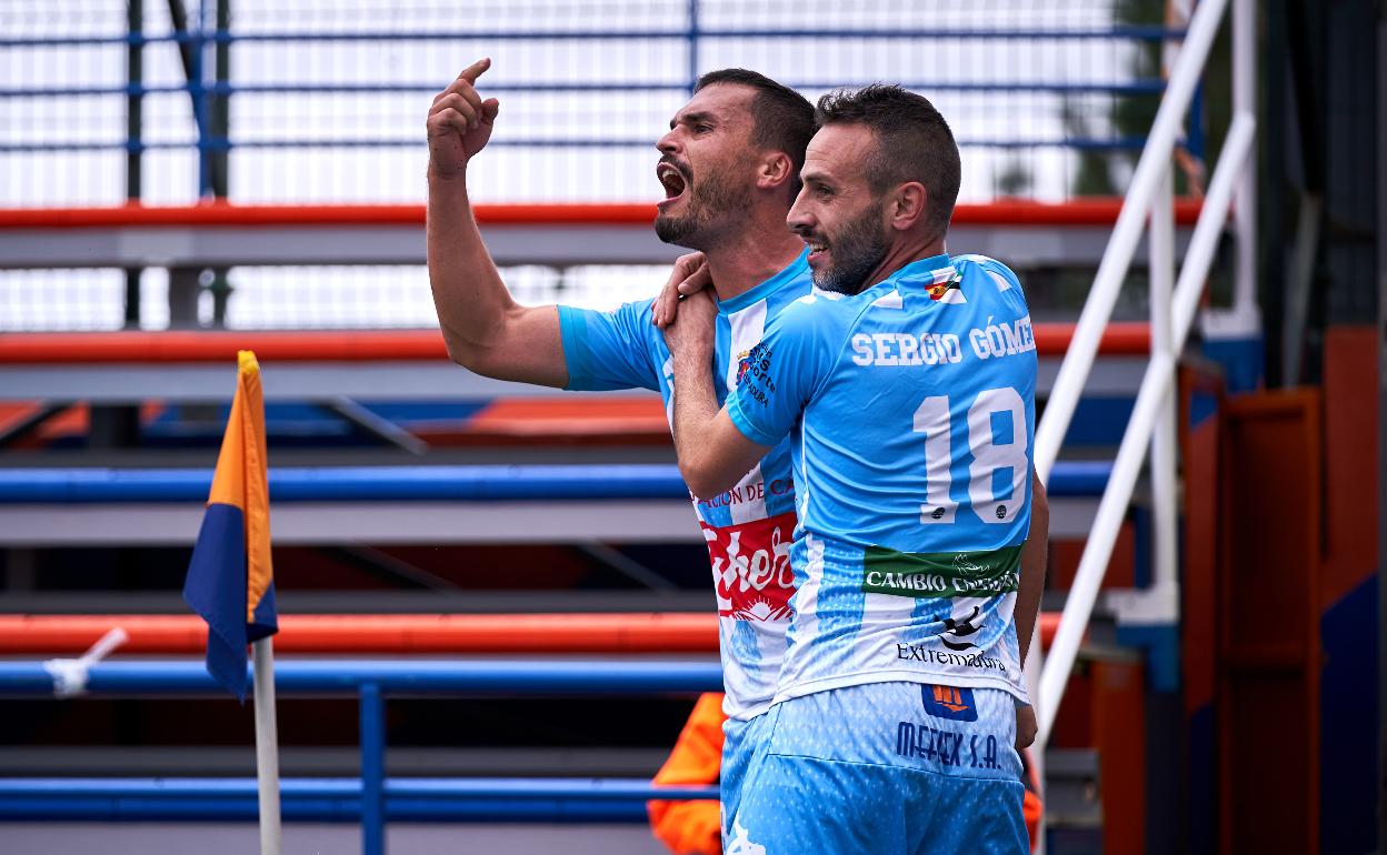 Sergio Gómez celebra el gol con su autor, Pino. . 