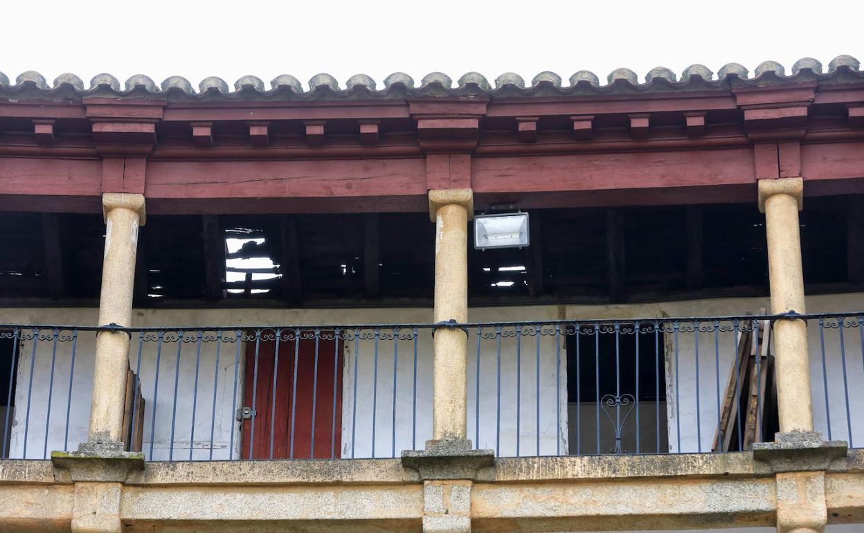 Imagen del interior de la plaza de toros de Cáceres en la que se aprecian desperfectos en la cubierta. 