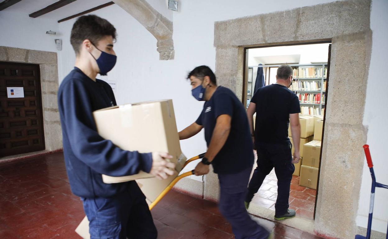 Operarios trasladando cajas con libros de la Biblioteca Zamora Vicente. 