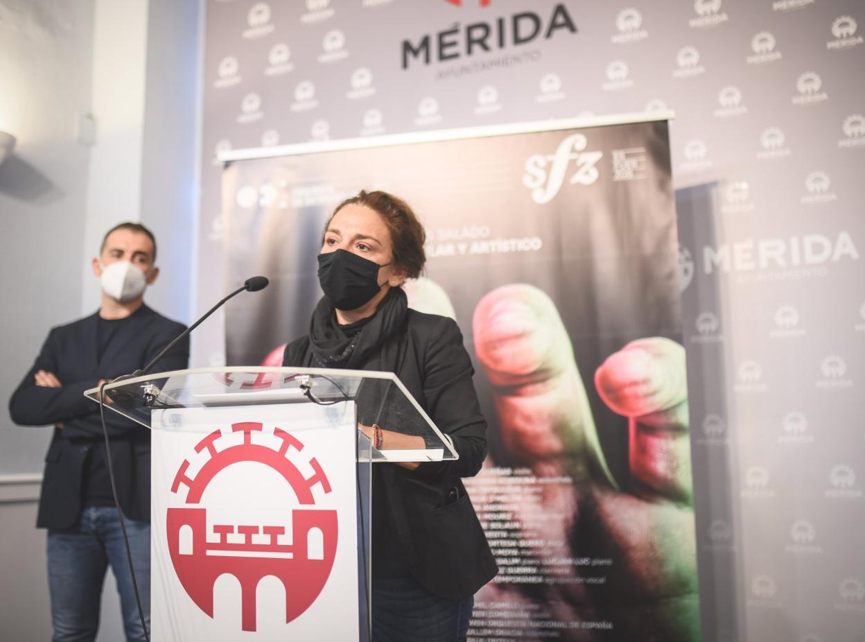 Silvia Fernández presentando los conciertos de la OEX. 