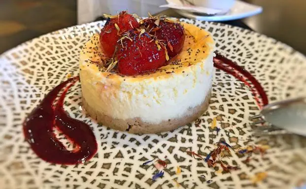 Tarta de queso con fresas.