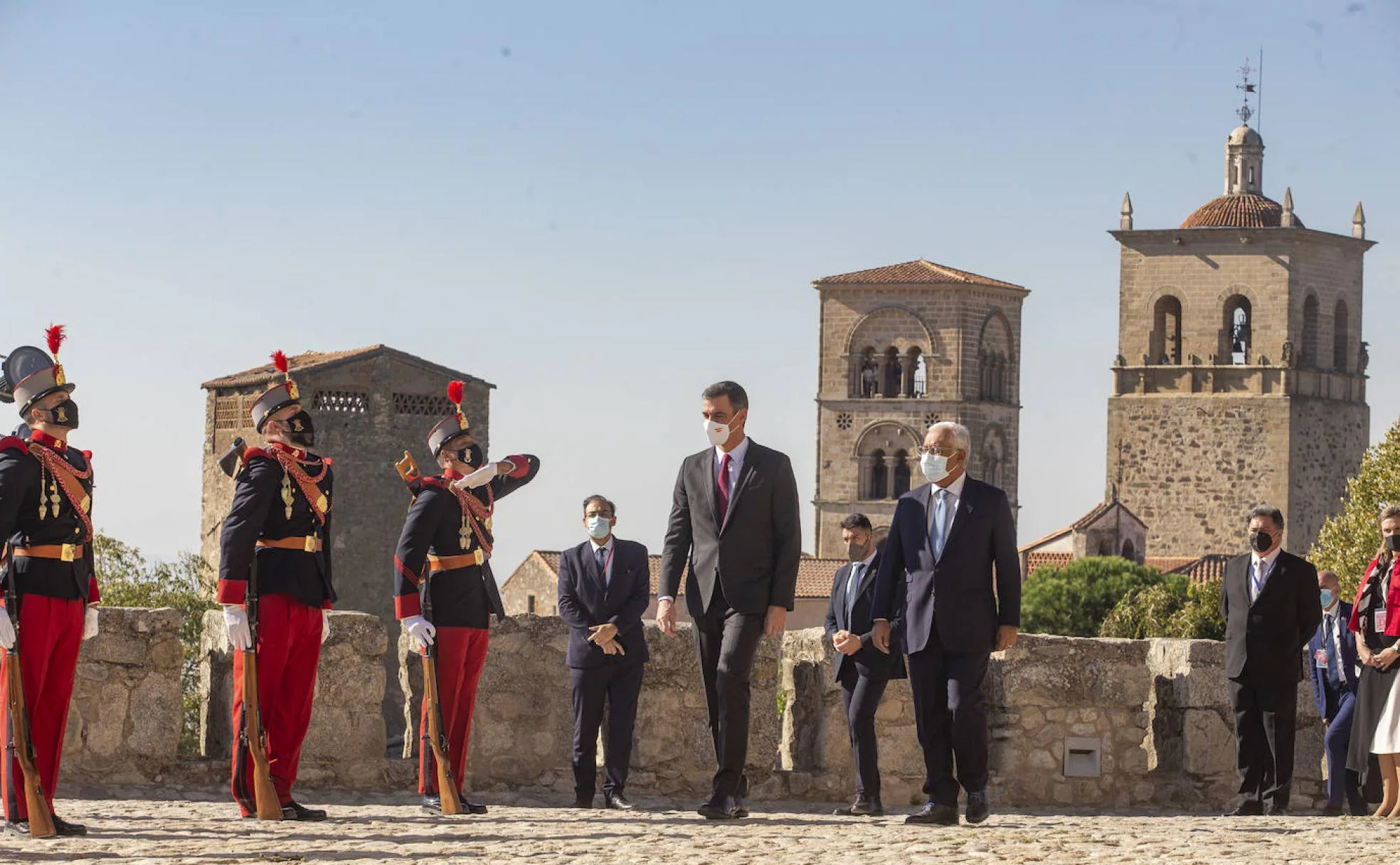 El presidente del Gobierno, Pedro Sánchez, y el primer ministro luso, António Costa, pasan revista al Regimiento de Infantería Inmemorial del Rey Nº1 en Trujillo.