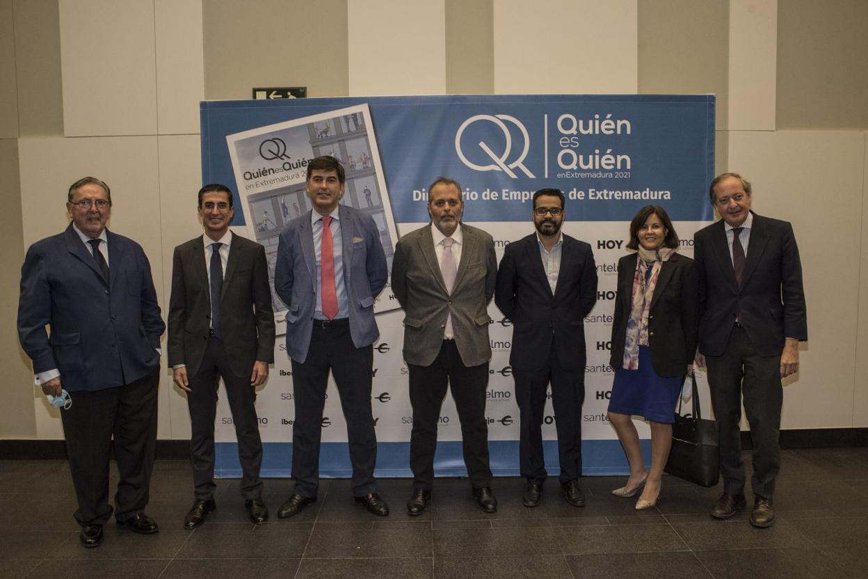 Fernando Faces, Fernando Planelles, Juan Pérez, Rafael España, Manuel González, Manuela Martín y Álvaro Rodriguez, a la entrada al acto. 