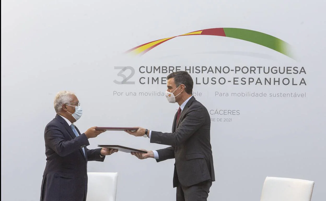 Momento de la firma de acuerdos en la cumbre de Trujillo, con el primer ministro luso, António Costa, y el presidente del Gobierno, Pedro Sánchez.