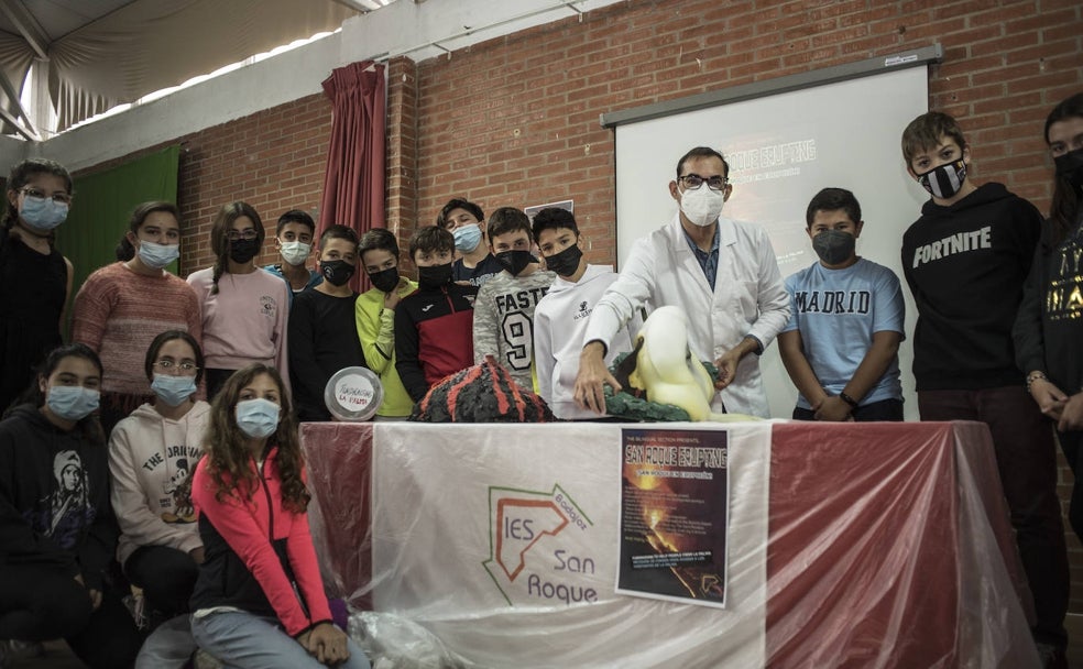 Varios alumnos con Pedro Polo durante la exhibición de volcanes. 
