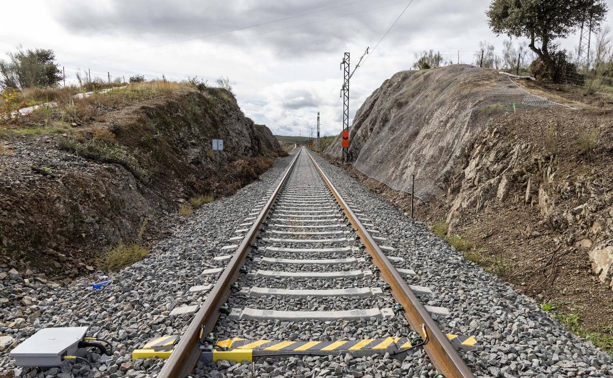 Obras en el entorno de la estación placentina, en una imagen tomada este lunes. 