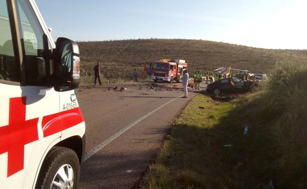 El turismo quedó en la cuneta tras el choque con el camión / 