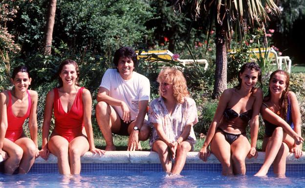 Georgie Dann, acompañado de su esposa (en el centro) y de varias chicas posa en la piscina de un hotel durante unas vacaciones de verano en la década de los 90.