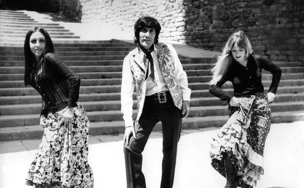 El cantante de origen francés presenta, junto a dos jacarandosas bailarinas un nuevo baile llamado '¿Quieres o no quieres?' en 1970. 