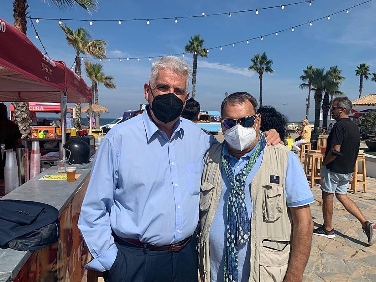 Pepe Extremadura con el alcalde de Chipiona. 