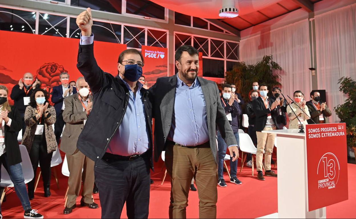 Fernández Vara arropa a Rafael Lemus durante la clausura del congreso. 