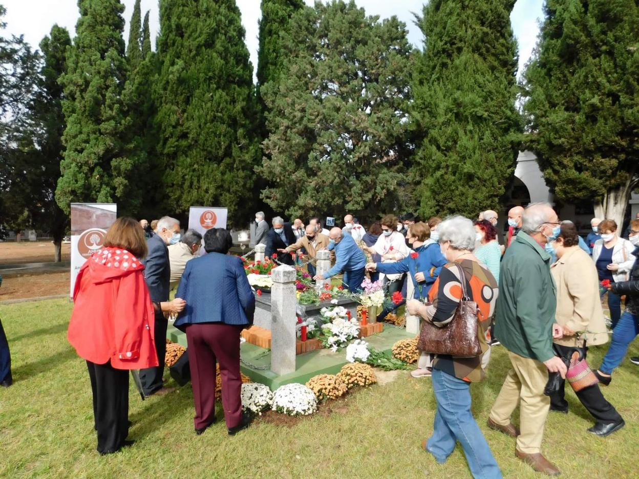 Numerosas personas acudieron al homenaje en el cementerio. 