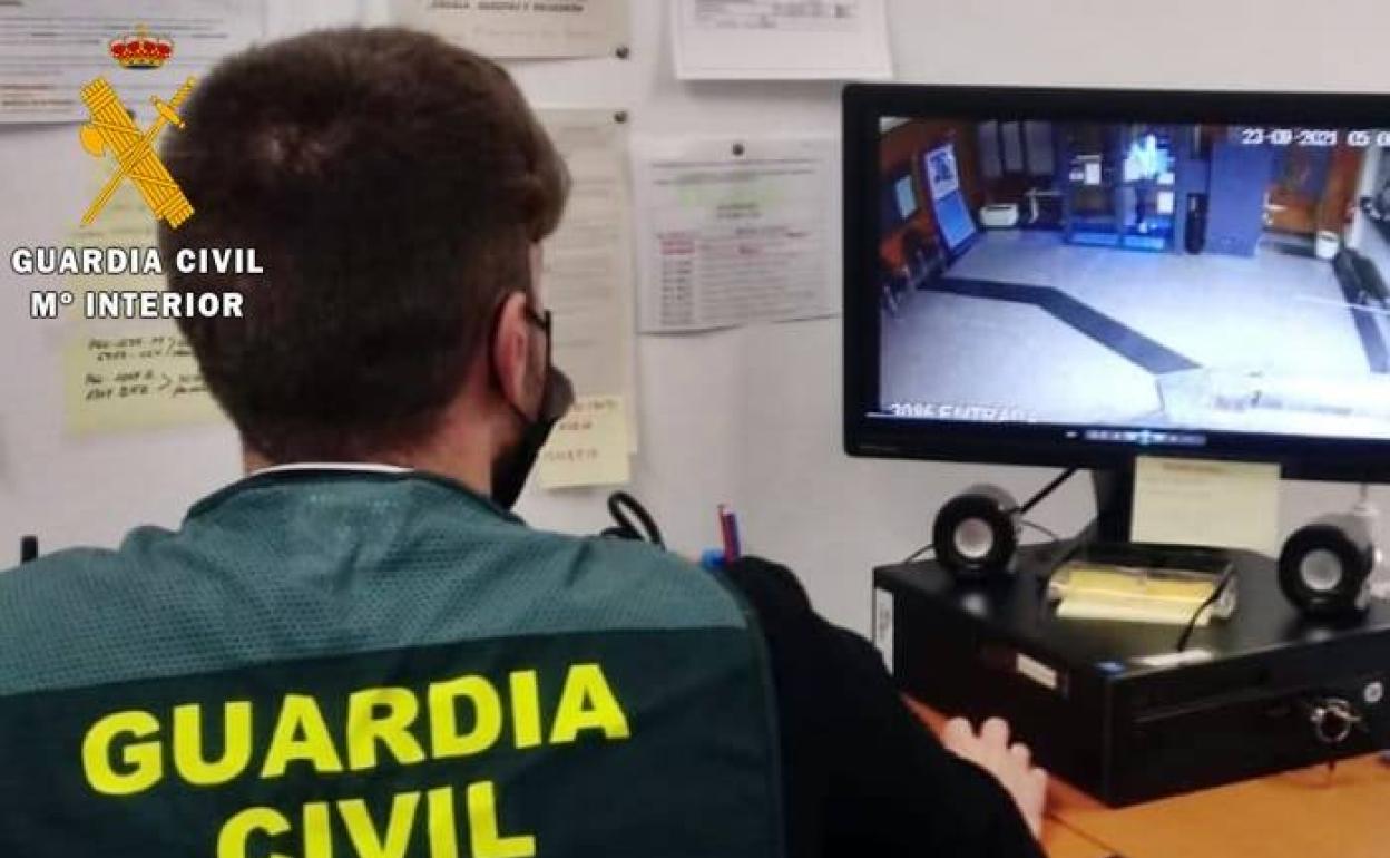 Sucesos de Extremadura : Dos detenidos por 40 robos en el interior de coches estacionados en municipios de La Siberia