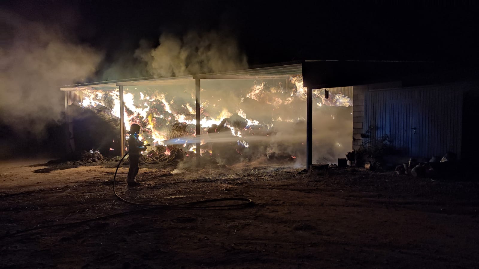 Fotos: Cuatro naves ganaderas calcinadas de madrugada en Aceituna