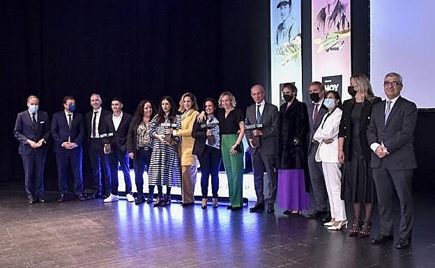 Imagen principal - Los premiados durante la gala y la directora de HOY, Manuela Martín, durante su discurso.