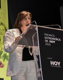 Imagen secundaria 2 - Los premiados durante la gala y la directora de HOY, Manuela Martín, durante su discurso.