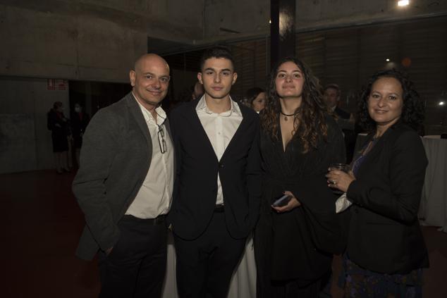 Alberto Ginés junto a sus padres, Alberto y Mavi, y su hermana Miriam durante el cóctel. 