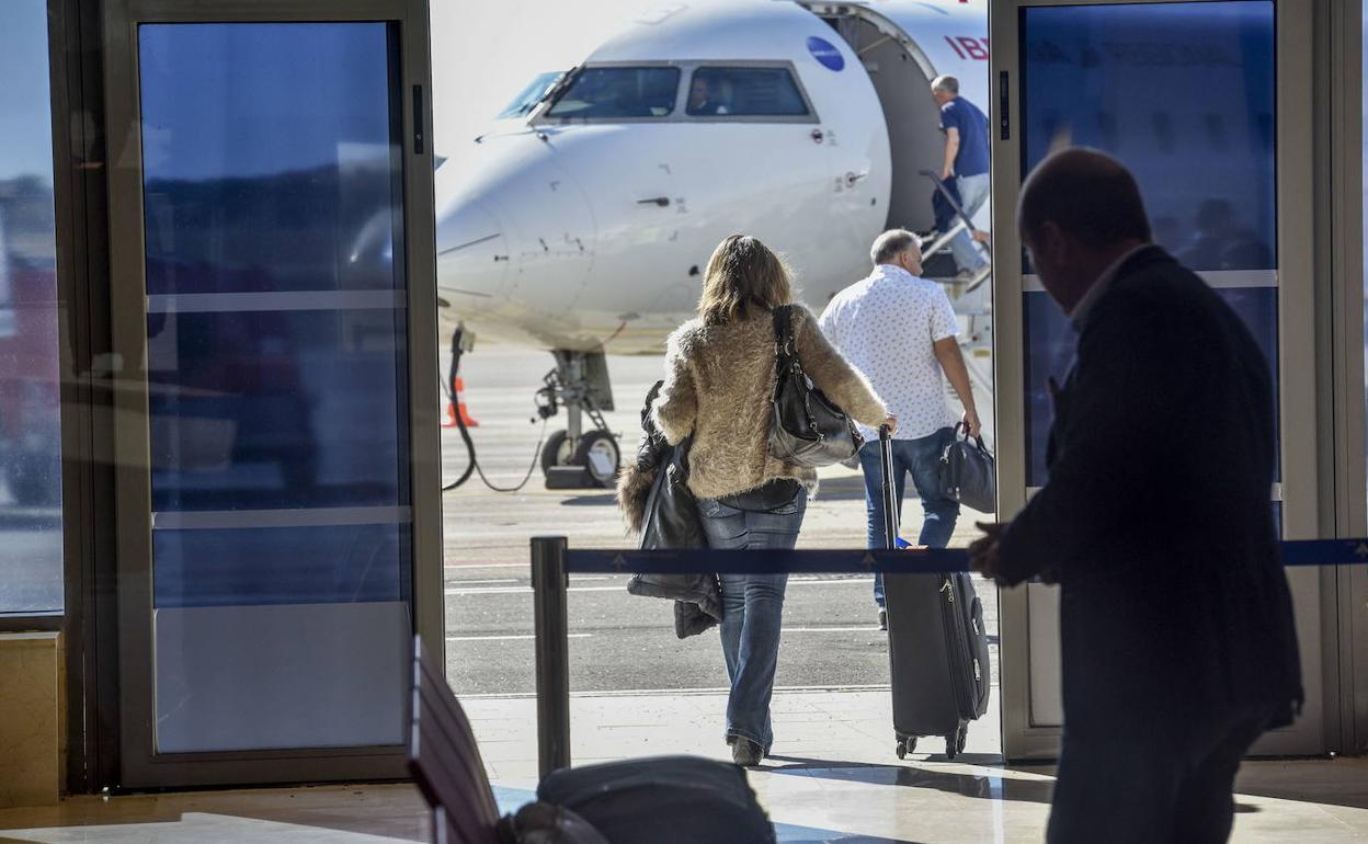 Pasajeros se dirigen al avión a punto de despegar del aeropuerto de Badajoz. 