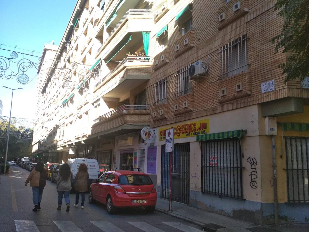 La calle Antonio Rodríguez-Moñino en Cáceres, que desemboca en la avenida de España. En ninguna placa figura que fuera miembro de la Real Academia Española de la Lengua. 