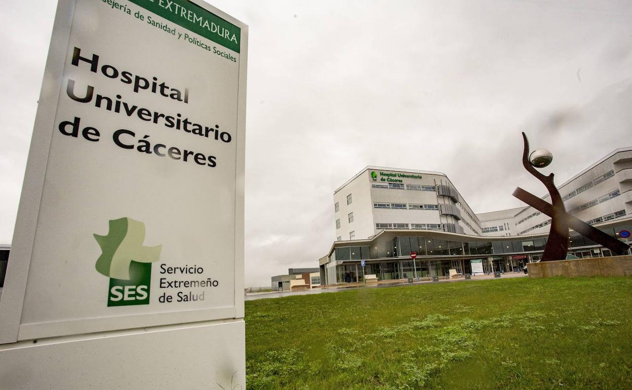 El joven permanece ingresado en la UCI del Hospital Universitario de Cáceres. 