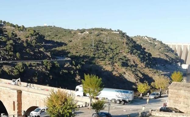 Vehículo pesado atravesando el puente levantado en el año 103 d.C.