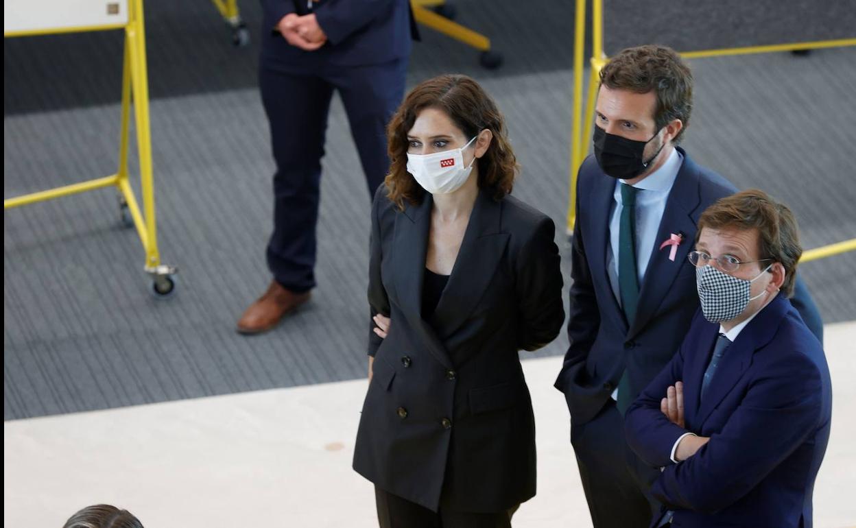 El alcalde de Madrid, José Luis Martínez-Almeida (d); la presidenta de la Comunidad de Madrid, Isabel Díaz-Ayuso (i); y el presidente del PP, Pablo Casado, en una imagen de archivo. 