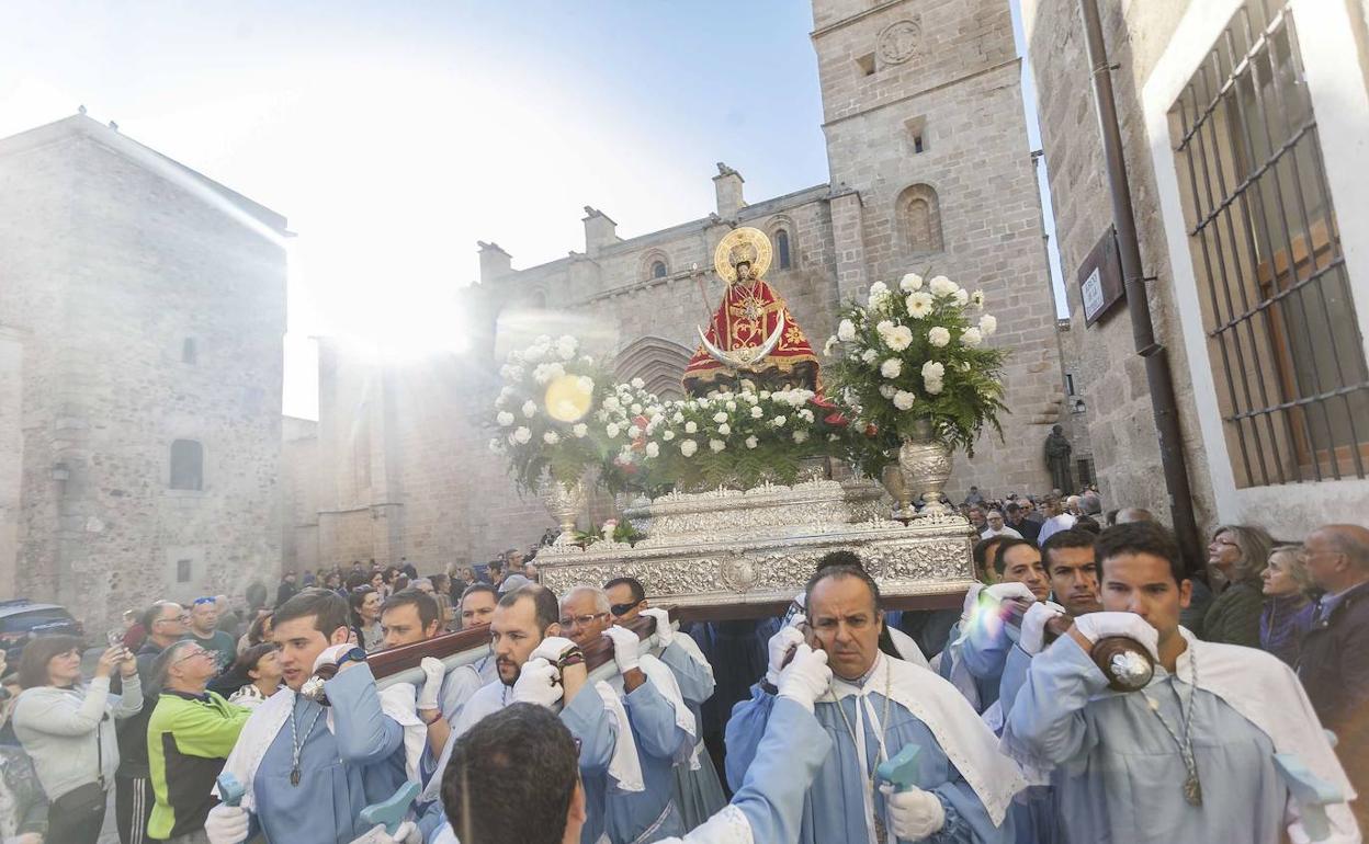 Imagen de archivo de la procesión de subida de la Virgen de la Montaña a su santuario desde la Concatedral de Santa María.