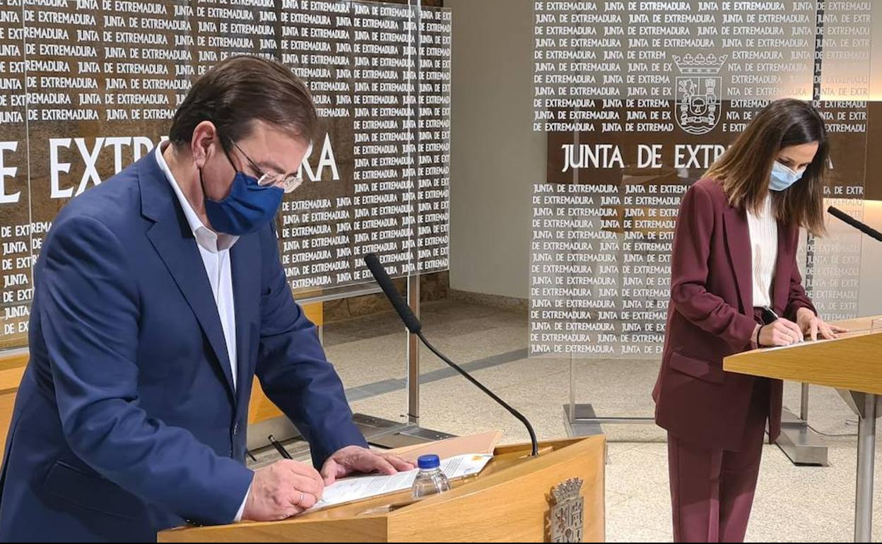 Vara junto a Ione Belarra, durante la firma del convenio.