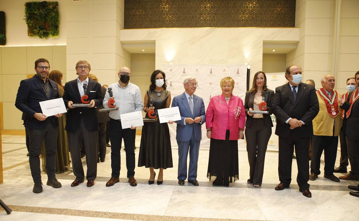 Foto de familia de algunos de los premiados.