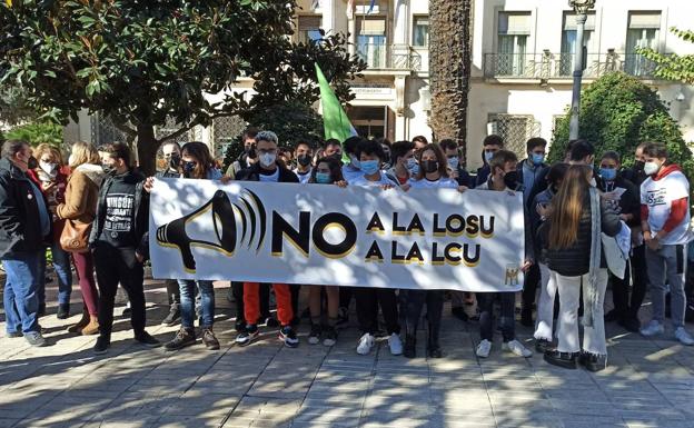 Concentración de estudiantes en Badajoz frente a la Delegación del Gobierno en Extremadura.