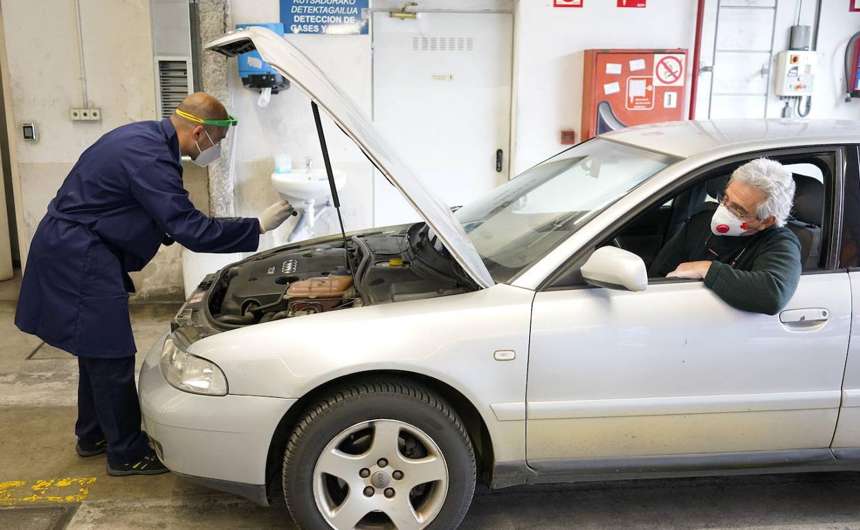 Revisión de un vehículo. 