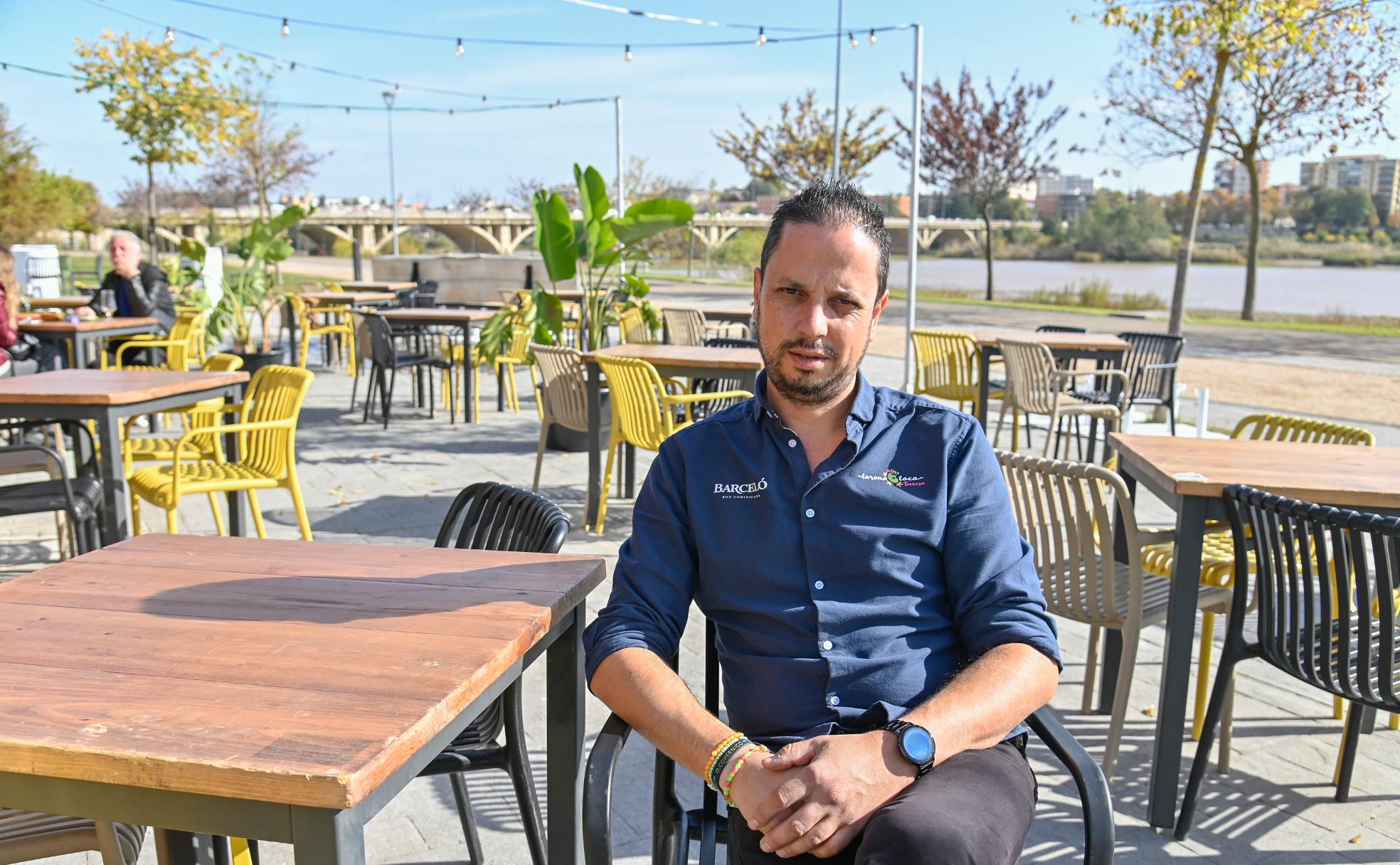 Armando Martins sentado en la terraza de 'La Rana Loca', el quisoco de la margen derecha que gestiona junto a otros cuatro socios. 
