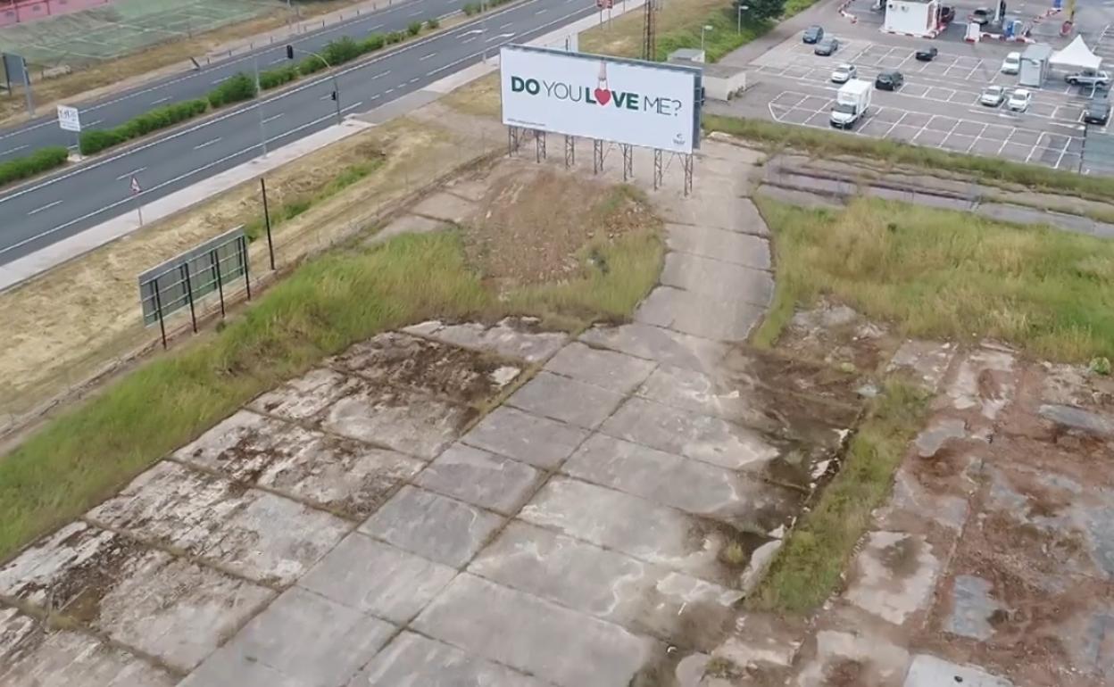 Terrenos del antiguo matadero que Kronos incluye en su vídeo promocional del centro. 