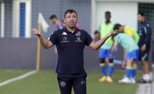 Rai Rosa, con los brazos abirtos, durante el partido jugado en Cádiz.