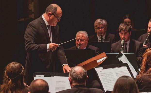 La banda municipal de música de Almendralejo ofrece un concierto para conmemorar Santa Cecilia. 