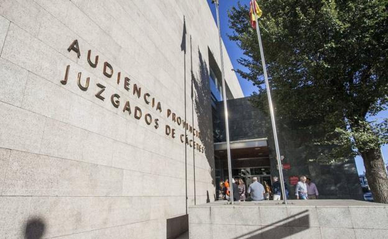 Suceso en Extremadura: Dos años y medio de cárcel por hacer que una niña de 13 años le enviara vídeos sexuales